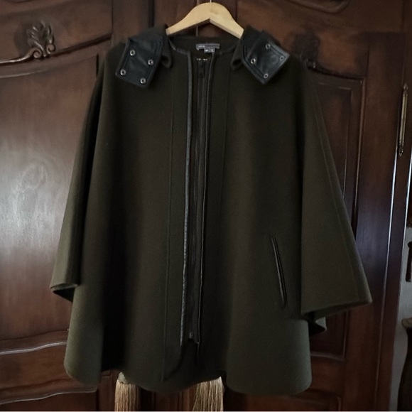 Vince Cape/Poncho - Picture 5 of 6